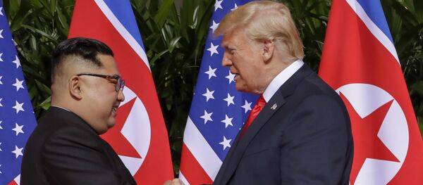 Председник САД Доналд Трамп и председник Северне Кореје Ким Џонг УН у Сингапуру - Sputnik Србија
