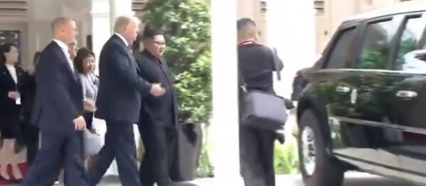 Трамп показује Киму председничку лимузину - Sputnik Србија