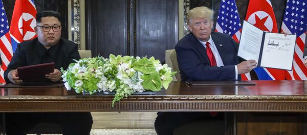 Трамп и Ким након потписивања историјског документа Трамп и Ким након потписивања историјског документа - Sputnik Србија