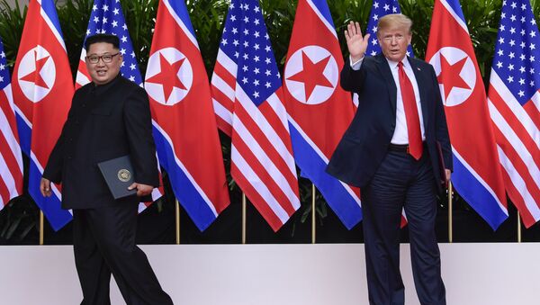 Predsednik SAD Donald Tramp i predsednik Severne Koreje Kim Džong UN u Singapuru - Sputnik Srbija