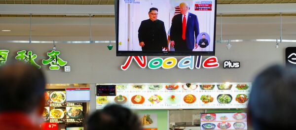 Председник САД Доналд Трамп и председник Северне Кореје Ким Џонг УН у Сингапуру Председник САД Доналд Трамп и председник Северне Кореје Ким Џонг УН у Сингапуру - Sputnik Србија