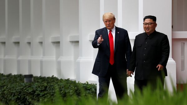Председник САД Доналд Трамп и председник Северне Кореје Ким Џонг УН у Сингапуру - Sputnik Србија