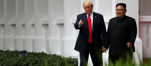 Председник САД Доналд Трамп и председник Северне Кореје Ким Џонг УН у Сингапуру - Sputnik Србија