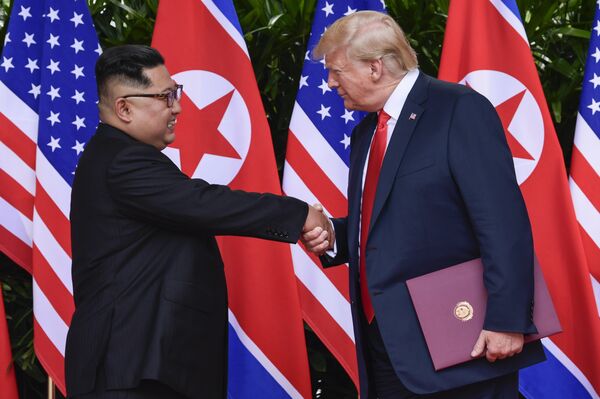 Председник САД Доналд Трамп и председник Северне Кореје Ким Џонг УН у Сингапуру Председник САД Доналд Трамп и председник Северне Кореје Ким Џонг УН у Сингапуру - Sputnik Србија
