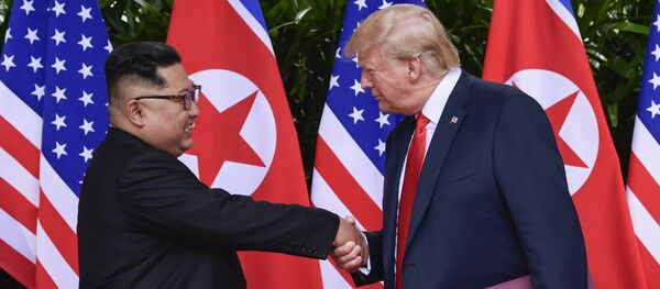 Predsednik SAD Donald Tramp i predsednik Severne Koreje Kim Džong UN u Singapuru Predsednik SAD Donald Tramp i predsednik Severne Koreje Kim Džong UN u Singapuru - Sputnik Srbija