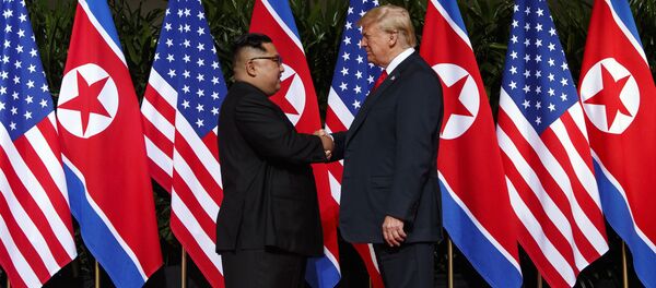 Predsednik SAD Donald Tramp i predsednik Severne Koreje Kim Džong UN u Singapuru Predsednik SAD Donald Tramp i predsednik Severne Koreje Kim Džong UN u Singapuru - Sputnik Srbija