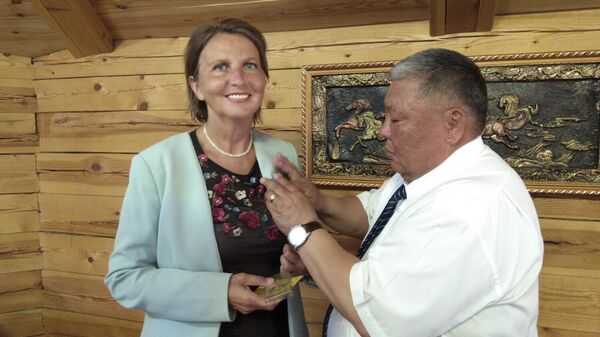 Александар Владимирович Буjaнтујев наградио је Љубинку Милинчић, главног уредника српске редакције Спутњика Јубиларном медељом Кјахтинског рејона за допринос јачању веза између Русије и Србије - Sputnik Србија