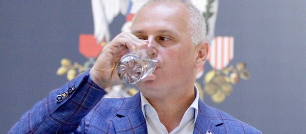 Горан Весић пије воду како би доказао да је вода у водоводу исправна. - Sputnik Србија