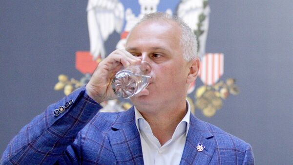 Горан Весић пије воду како би доказао да је вода у водоводу исправна. - Sputnik Србија