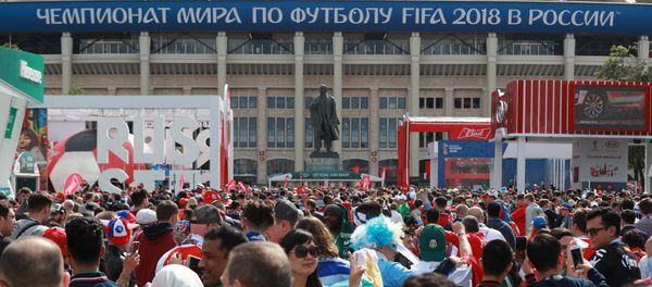 Уочи Мундијала 2018. велика гужва испред стадиона Лужњики Уочи Мундијала 2018. велика гужва испред стадиона Лужњики - Sputnik Србија