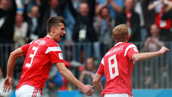 Јуриј Газински прославља први гол на СП 2018 у Русији на мечу против Саудијске Арабије Јуриј Газински прославља први гол на СП 2018 у Русији на мечу против Саудијске Арабије - Sputnik Србија