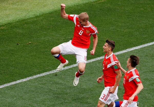 Јуриј Газински слави постизање првог гола Русије на Мундијалу Јуриј Газински слави постизање првог гола Русије на Мундијалу - Sputnik Србија