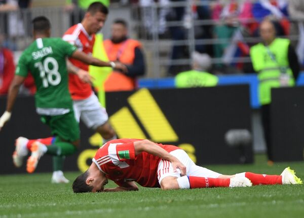 Један од најбољих руских фудбалера Алан Џагојев повредио се током меча против Саудијске Арабије, првог на СП 2018 Један од најбољих руских фудбалера Алан Џагојев повредио се током меча против Саудијске Арабије, првог на СП 2018 - Sputnik Србија