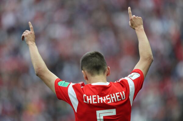 Стрелац другог гола Денис Черишев прославља погодак Стрелац другог гола Денис Черишев прославља погодак - Sputnik Србија