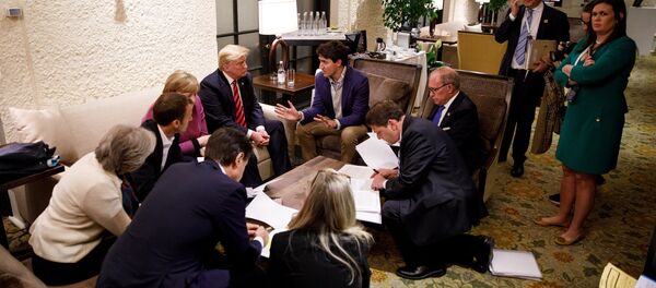 Премијер Канаде Џастин Трудо и лидери Г7, француски председник Емануел Макрон, немачка канцеларка Ангела Меркел, британска премијерка Тереза Меј и председник САД Доналд Трамп - Sputnik Србија