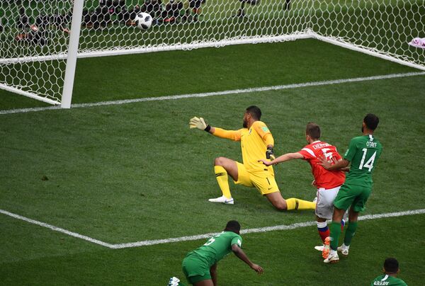 Денис Черишев постиже свој други погодак у мечу против Саудијске Арабије Денис Черишев постиже свој други погодак у мечу против Саудијске Арабије - Sputnik Србија