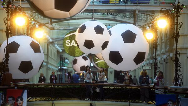 Ukrasi u obliku fudbalskih lopti u tržnom centru GUM u Moskvi. - Sputnik Srbija