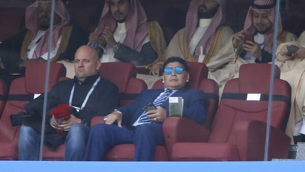 Bivši argentinski fudbaler Dijego Armando Maradona prati utakmicu grupe A između Rusije i Saudijske Arabije na Svetskom prvenstvu u fudbalu u Moskvi - Sputnik Srbija