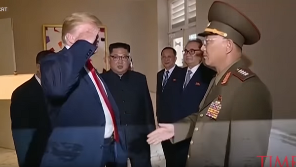 Donald Tramp salutira severnokorejskom generalu - Sputnik Srbija