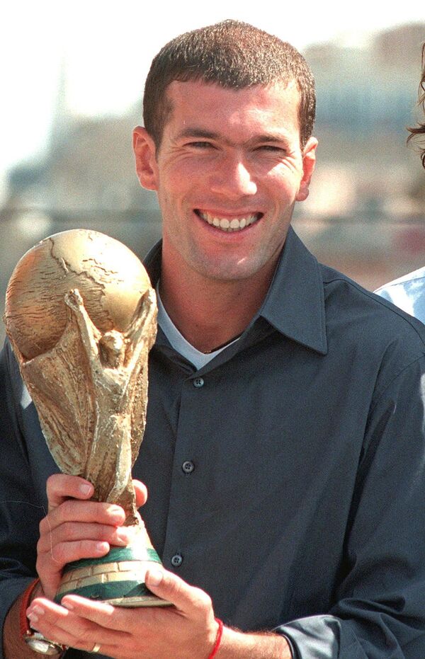 Mundijal `98: Legendarni Zidan pored slavljeničkog trofeja Mundijal `98: Legendarni Zidan pored slavljeničkog trofeja - Sputnik Srbija
