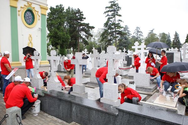 Volonteri rade na obnovi ruskog nekropolja Volonteri rade na obnovi ruskog nekropolja - Sputnik Srbija