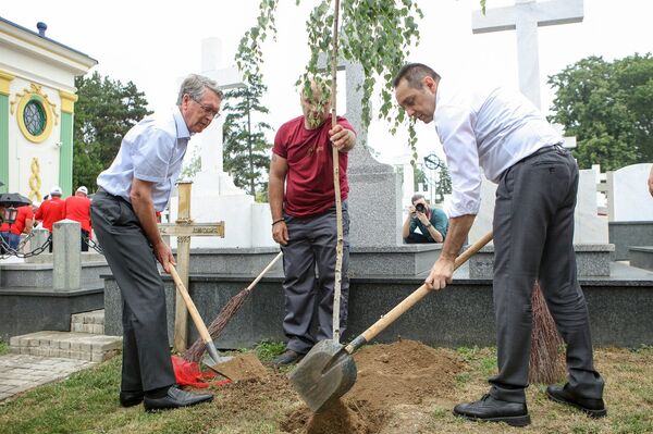 Ambasador Čepurin i ministar Vulin zasadili su brezu na ruskom nekropolju na Novom groblju u Beogradu Ambasador Čepurin i ministar Vulin zasadili su brezu na ruskom nekropolju na Novom groblju u Beogradu - Sputnik Srbija