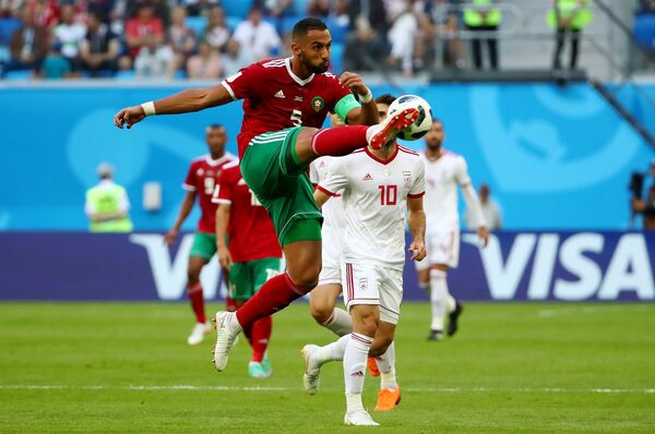 Искусни Мехди Бенатија у препознатљивом стилу избија лопту  - Sputnik Србија