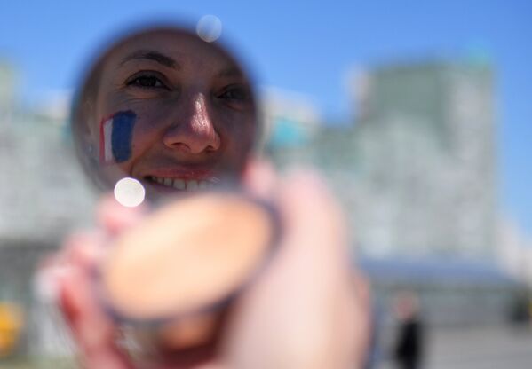 Navijačica Francuske pred meč protiv Australije u Kazanju - Sputnik Srbija