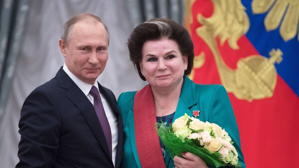 Ruski predsednik Vladimir Putin i kosmonautkinja Valentina Tereškova - Sputnik Srbija