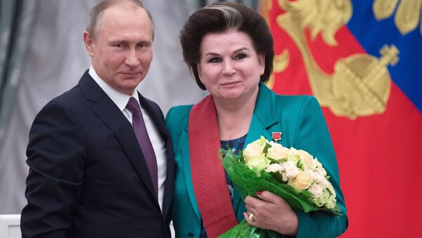 Ruski predsednik Vladimir Putin i kosmonautkinja Valentina Tereškova - Sputnik Srbija