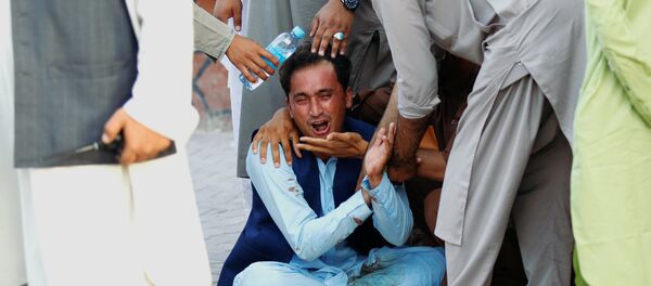 Авганистанац плаче у болници у Џалабаду после терористичког напада ДАЕШ-а. - Sputnik Србија