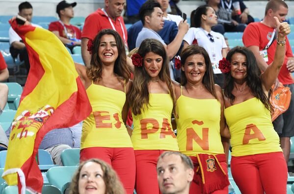 Оне воле фудбал: Навијачице које су привукле пажњу - Sputnik Србија