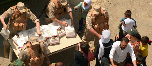 Официри Центра за помирење зараћених страна у Сирији деле руску хуманитарну помоћ у избегличком кампу Рас ел Басит у сиријској провинцији Латакија Официри Центра за помирење зараћених страна у Сирији деле руску хуманитарну помоћ у избегличком кампу Рас ел Басит у сиријској провинцији Латакија - Sputnik Србија