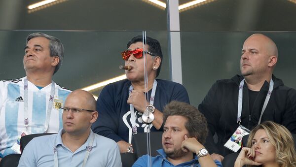 Bivši argentinski fudbaler Dijego Maradona posmatra meč grupe D između Argentine i Islanda na Svetskom prvenstvu u fubalu 2018. na stadionu Spartak u Moskvi - Sputnik Srbija