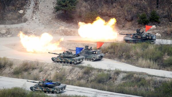 Јужнокорејски тенкови К1А1 и амерички тенкови М1А2 током заједничких војних вежби на полигону у близини демилитаризоване зоне у Почеону у Јужној Кореји - Sputnik Србија