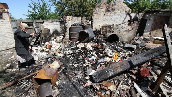 Posledice granatiranja kuće u Dokučajevsku u Donbasu - Sputnik Srbija