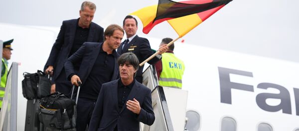 Главни тренер немачке репрезентације Јоахим Лев и немачки репрезентативци по доласку на Светско првенство у фудбалу 2018. - Sputnik Србија