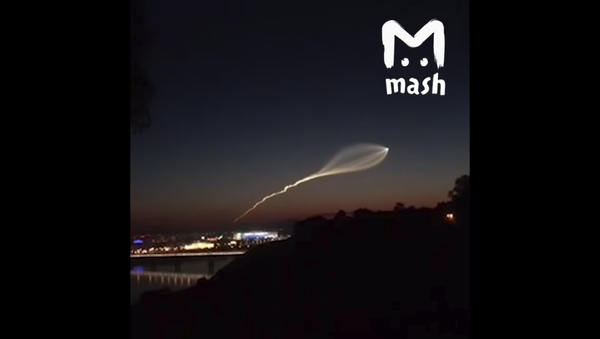 Raketa ostavila efektni trag na nebu iznad Rusije (video) - Sputnik Srbija