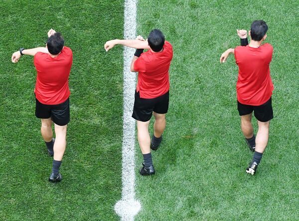 Судијска тројка се загрева пред меч Немачке и Мексика - Sputnik Србија