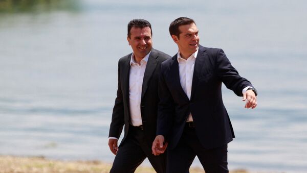 Зоран Заев и Алексис Ципрас након потписивања споразума у селу Отешево. - Sputnik Србија