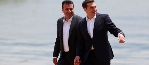 Зоран Заев и Алексис Ципрас након потписивања споразума у селу Отешево. - Sputnik Србија