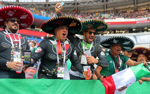 Навијачи мексичке репрезентације пре почетка мечева у фудбалу у групи између репрезентација Немачке и Мексика. - Sputnik Србија