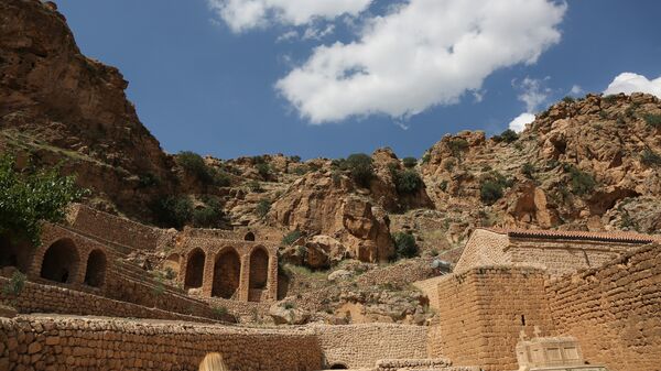 Jedno od najznačnijih svetilišta u provinciji bio je asirski hrišćanski manastir Mor Avgen, koji potiče iz 4.veka. Manastir je izgrađen u regionu Nusajabin u provinciji Mardin u podnožju planine Bagok. - Sputnik Srbija