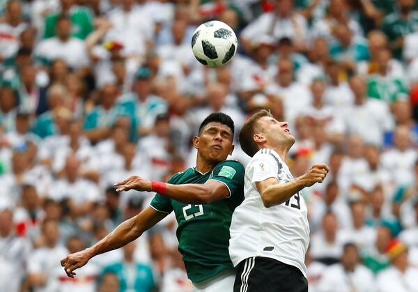 Nemački fudbaler Tomas Miler u duelu s Meksikancem Hesusom Galjardom - Sputnik Srbija