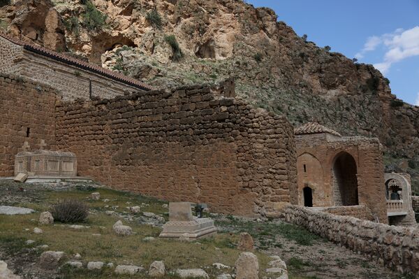 Mor Avgen, čije zidine na nekim mestima dostižu i do 900 metara, jedan je od šest manastira  sirijske pravoslavne crkve koji i dalje aktivno rade. - Sputnik Srbija