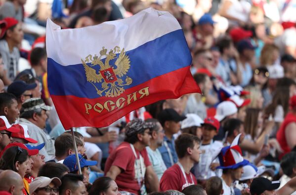 Руска застава као подршка Србији на мечу са Костариком - Sputnik Србија