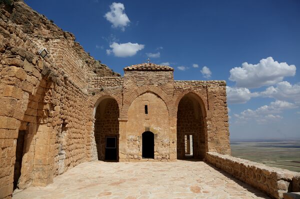 Lokalno asirsko stanovništvo smatra manastir Mor Avgen „drugim Jerusalimom“. - Sputnik Srbija