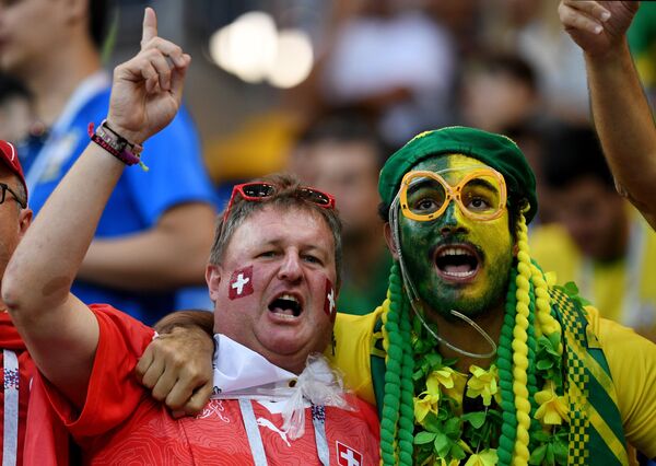 Загрљени навијачи  Швајцарске и Бразила - Sputnik Србија