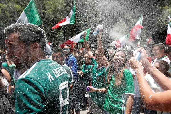Велико славље Мексиканаца после победе над Немцима. Еуфорија на сваком лицу - Sputnik Србија