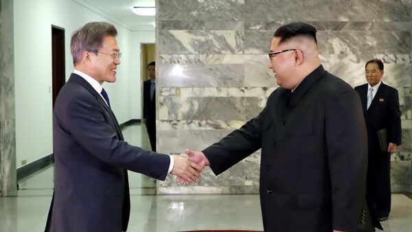 Лидери Јужне и Северне Кореје, Мун Џае Ин и Ким Џонг Ун, на састанку у Панмунџому - Sputnik Србија